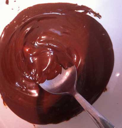 Completely nelted chocolate ready for dipping.